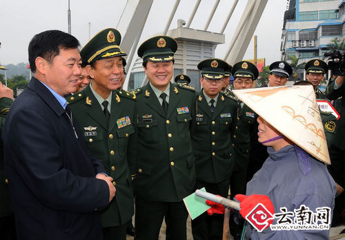 向越南商贩了解在中国河口做生意的情况