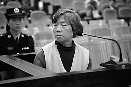 还原泸西爆炸案过程 郑春云召百余打手摆造型