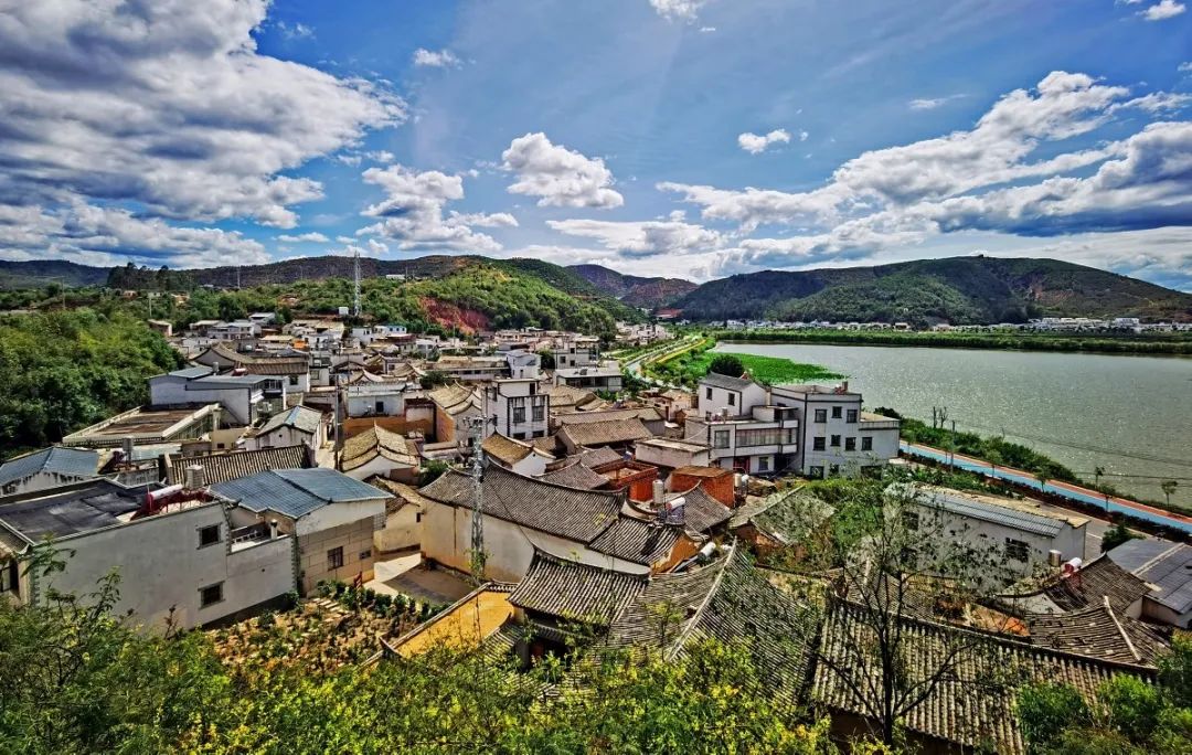 景色怡人坝心镇龙港村地处异龙湖南岸石屏县从群众"如厕"问题入手,"拆