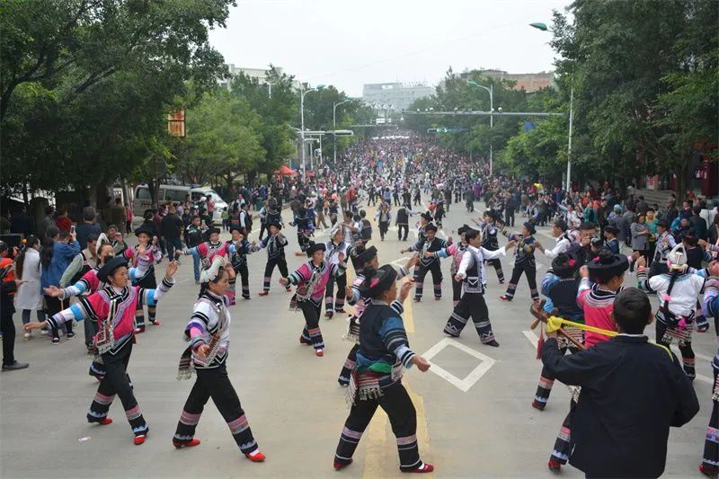 怎么跳科目三的舞 00305946417_6b5b9752.jpg