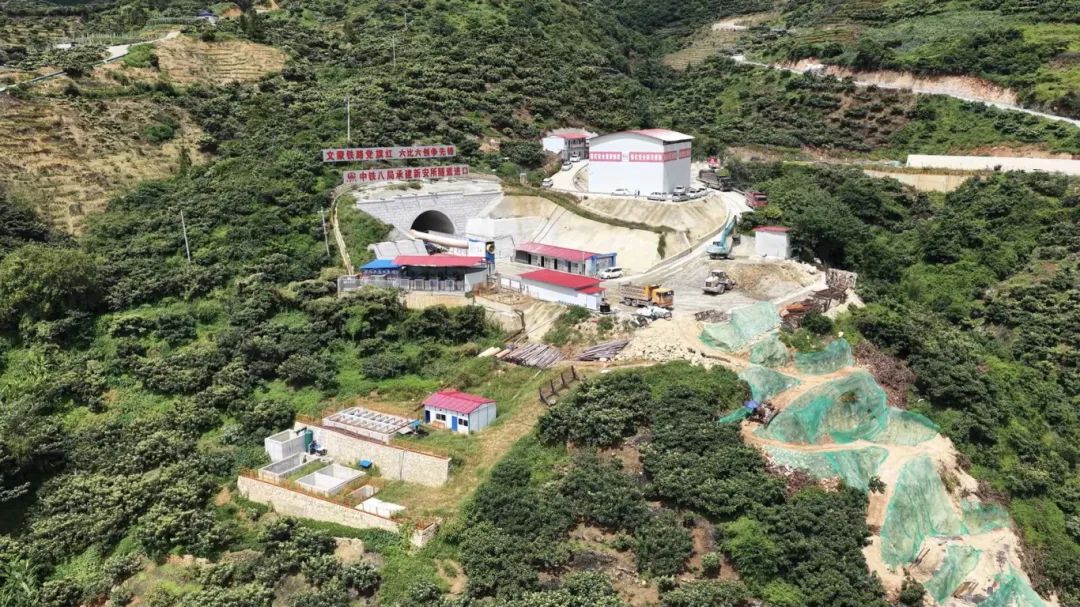 位于蒙自市辖区内的新安所隧道建设中。杨楠摄.jpg