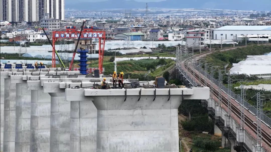 位于蒙自市新安所街道辖区内的大东山跨开河高速特大桥建设中.jpg