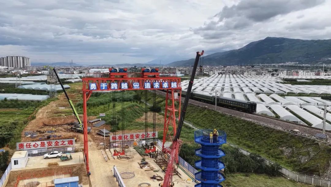 预制墩施工中。杨楠摄.jpg