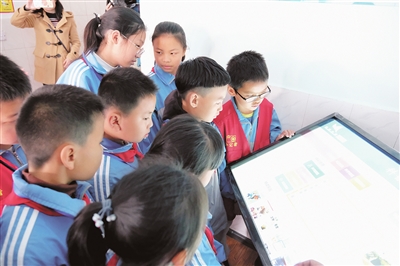 近日,个旧市首家校园"科普e站"在鄢棚小学授牌成立,个旧市科学技术