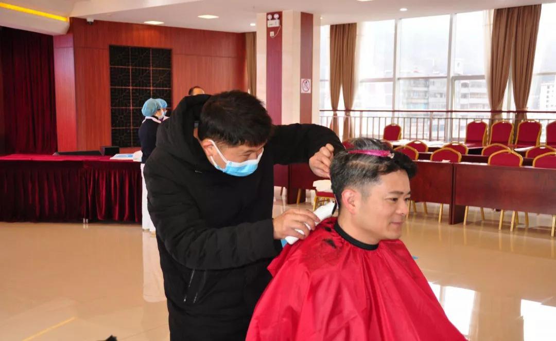 个旧白衣天使剪发出征凯旋结婚