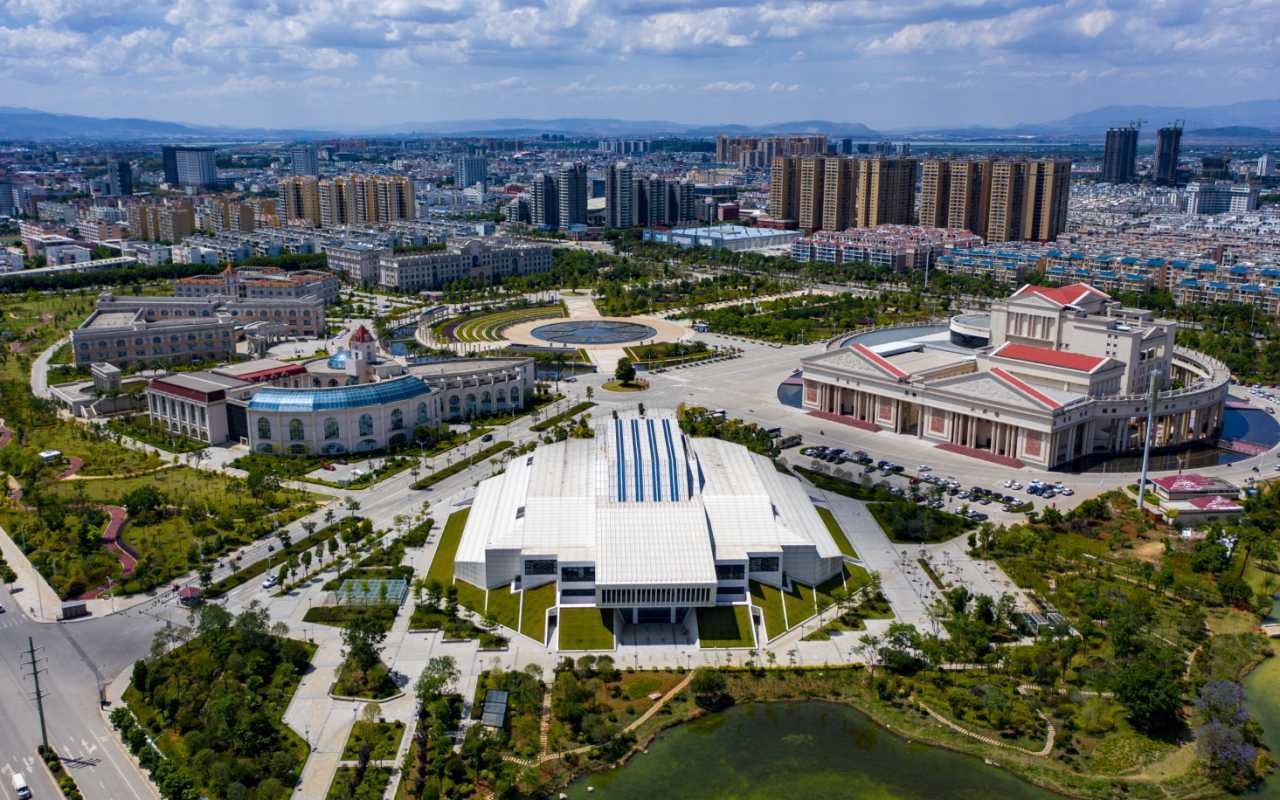 红河哈尼族彝族自治州五大文化中心航拍看去,蒙自市行政中心像一只