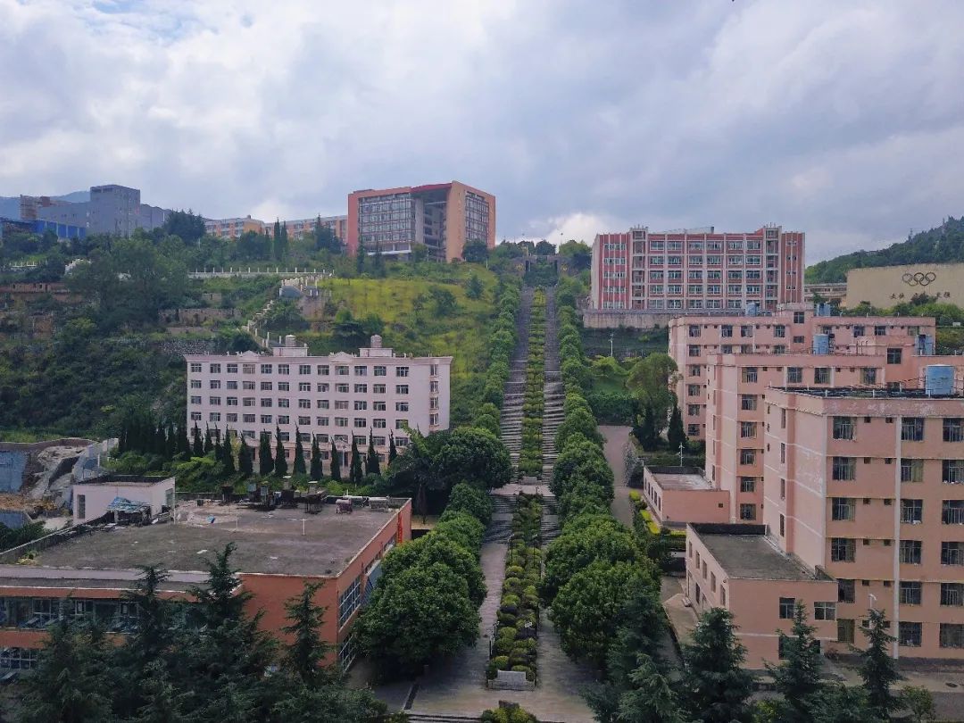 实施个旧三中高中建设项目,规划建设个旧市大屯新区教育园区,与中央