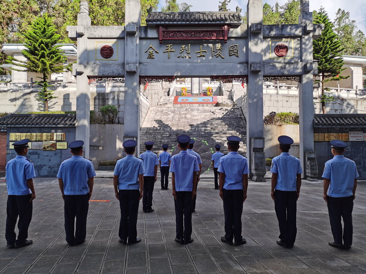 县十里村分站的全体民辅警来到金平县烈士陵园开展烈士纪念日公祭活动