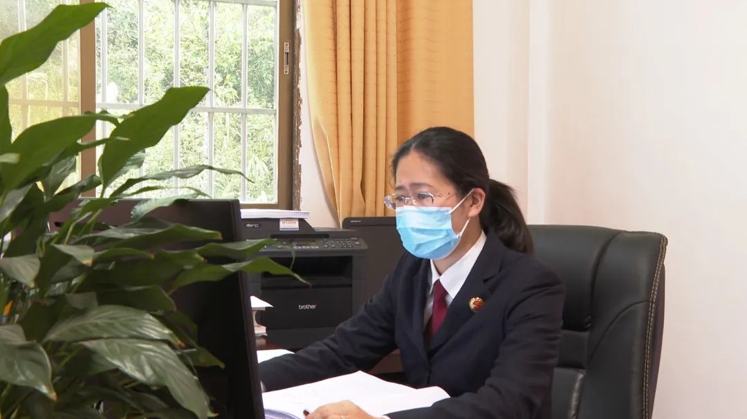 她就是绿春县人民检察院党组成员,副检察长,一级检察官赵晓燕.