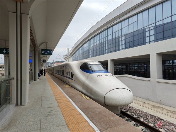 弥蒙高铁开通一年 开远站进出客流90余万人次_频道头条_红河频道_云南