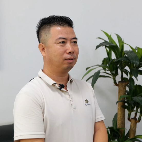 中越南溪河公路大桥游客聚集"五一"假期首日,河口县迎来了一波跨境游